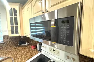 11163 NW 7th St, Miami, FL 33172 - Photo 15