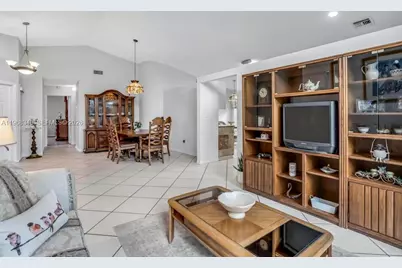 1391 SW 181st Ave, Pembroke Pines, FL 33029 - Photo 7