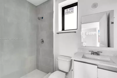 1658 NW 1st St, Miami, FL 33125 - Photo 9