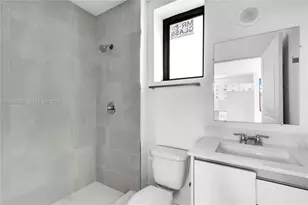 1658 NW 1st St, Miami, FL 33125 - Photo 9