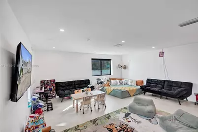 1977 S Oak Haven Cir, Miami, FL 33179 - Photo 17