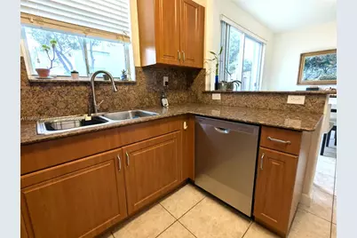 10840 NW 79th St, Doral, FL 33178 - Photo 13