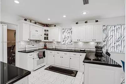 8084 Buttonwood Cir, Tamarac, FL 33321 - Photo 15