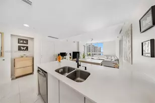 300 S Biscayne Blvd, Miami, FL 33131 - Photo 9