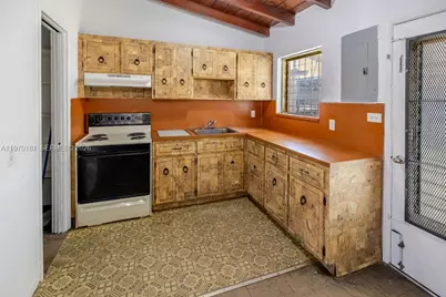 670 SE 1st St, Hialeah, FL 33010 - Photo 3