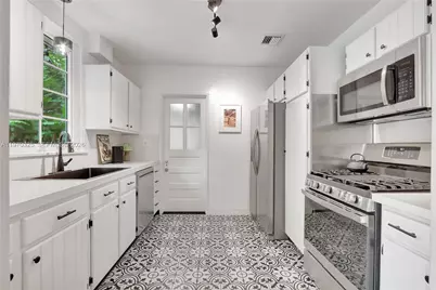 842 NW 9th Ct, Miami, FL 33136 - Photo 15