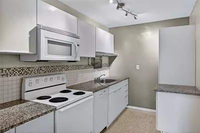 8620 NE 2nd Ave, El Portal, FL 33138 - Photo 15