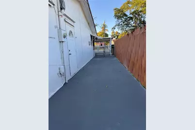 470 NE 127th St, North Miami, FL 33161 - Photo 9