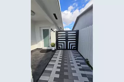 869 W 37th St, Hialeah, FL 33012 - Photo 9