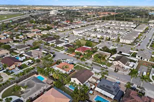 704 SE 14th Pl, Homestead, FL 33033 - Photo 9