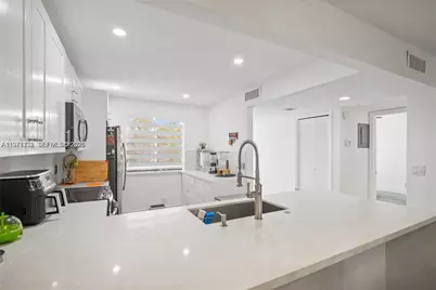 380 Racquet Club Rd #204, Weston, FL 33326 - Photo 5