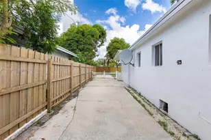 132 SW 2nd Ave, Hallandale Beach, FL 33009 - Photo 23