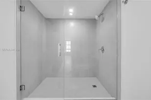 555 NE 34th St, Miami, FL 33137 - Photo 21