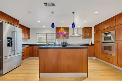 35 SW 20th Rd, Miami, FL 33129 - Photo 9