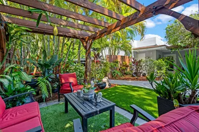 18805 W Lake Dr, Hialeah, FL 33015 - Photo 7