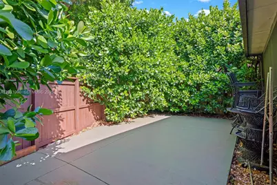 18805 W Lake Dr, Hialeah, FL 33015 - Photo 37