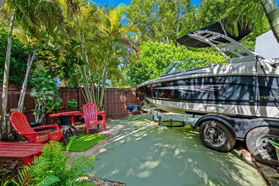 18805 W Lake Dr, Hialeah, FL 33015 - Photo 41