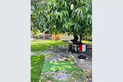 952 E 19th St, Hialeah, FL 33013 - Photo 13