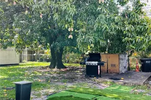 952 E 19th St, Hialeah, FL 33013 - Photo 11