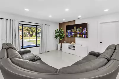 348 NE 117th St, Miami, FL 33161 - Photo 9