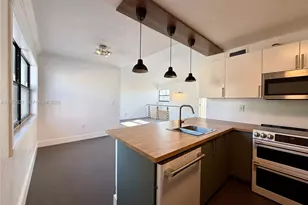 10231 Fontainebleau Blvd, Miami, FL 33172 - Photo 7