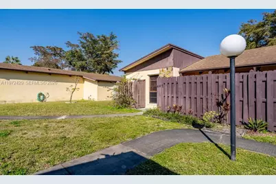 446 Briarwood Cir #1-29, Hollywood, FL 33024 - Photo 7