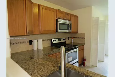 216 Lakeside Cir, Sunrise, FL 33326 - Photo 5