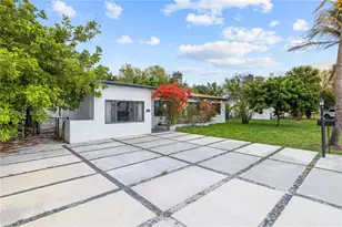 2421 NE 187th St, Miami, FL 33180 - Photo 3