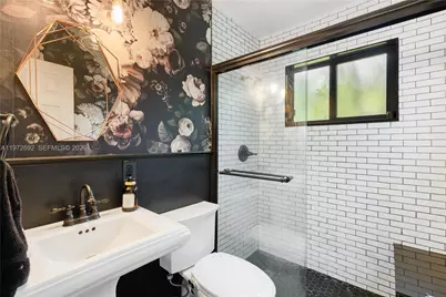 2421 NE 187th St, Miami, FL 33180 - Photo 17