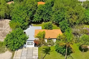 2421 NE 187th St, Miami, FL 33180 - Photo 43