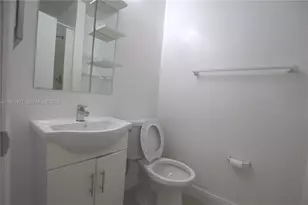 690 W Park Dr, Miami, FL 33172 - Photo 41