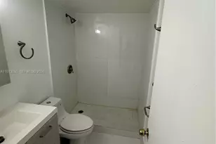 10839 NW 7th St, Miami, FL 33172 - Photo 15