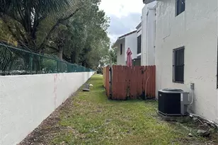 10839 NW 7th St, Miami, FL 33172 - Photo 19