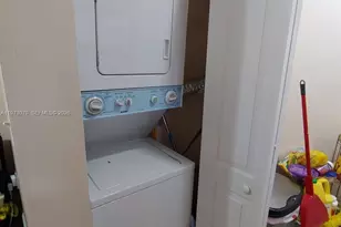 690 W Park Dr, Miami, FL 33172 - Photo 15