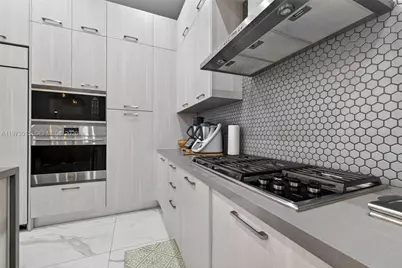 8126 NW 48th Ter, Doral, FL 33166 - Photo 15