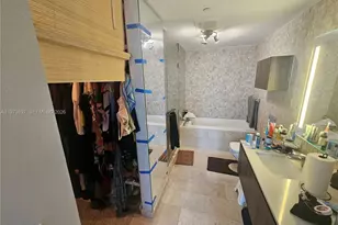 68 SE 6th St, Miami, FL 33131 - Photo 13