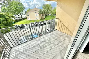 251 W Palm Cir W, Pembroke Pines, FL 33025 - Photo 17