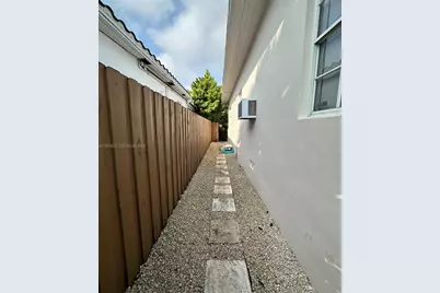 9048 Carlyle Ave, Surfside, FL 33154 - Photo 19