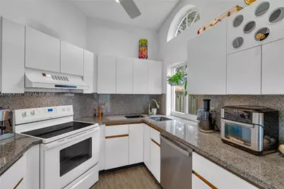 1361 Seagrape Cir, Weston, FL 33326 - Photo 17