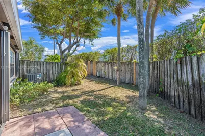 1064 E Lakes Dr, Deerfield Beach, FL 33064 - Photo 25