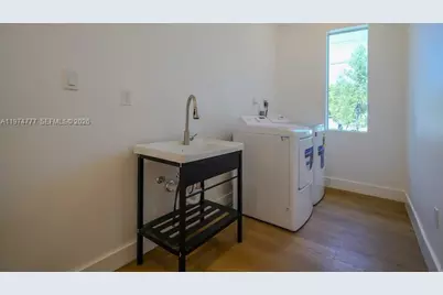 112 NW 24th Ct, Miami, FL 33125 - Photo 9