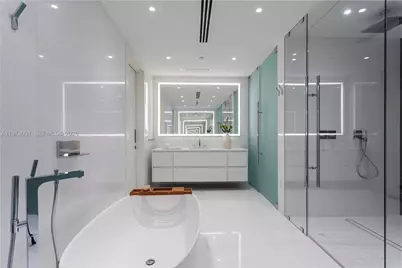 300 Biscayne Boulevard Way #5002 E, Miami, FL 33131 - Photo 27