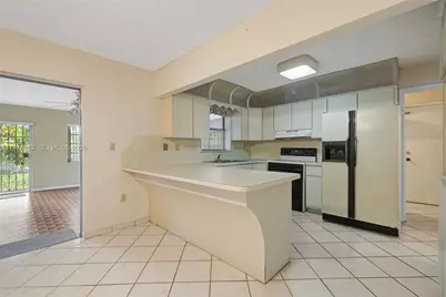 10262 SW 27th St, Miami, FL 33165 - Photo 5