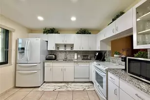 318 Lakeview Dr, Weston, FL 33326 - Photo 3