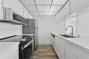 8120 Geneva Ct, Doral, FL 33166 - Photo 3