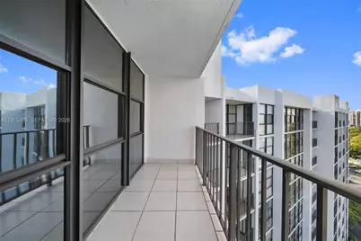 1000 Parkview Dr #1001, Hallandale Beach, FL 33009 - Photo 19