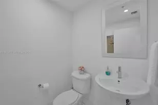 601 NE 36th St, Miami, FL 33137 - Photo 11