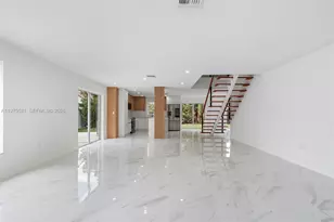 7945 NW 187th Ln, Hialeah, FL 33015 - Photo 13