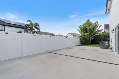 7945 NW 187th Ln, Hialeah, FL 33015 - Photo 39