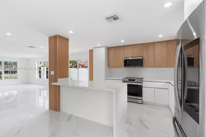 7945 NW 187th Ln, Hialeah, FL 33015 - Photo 5